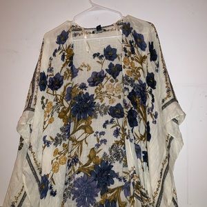 AMERICAN EAGLE FLORAL KIMONO